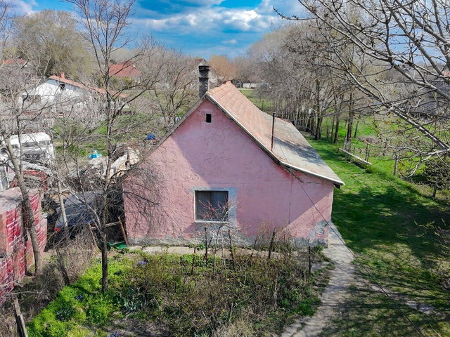 Eladó családi ház, Tasson 10.9 M Ft, 2 szobás