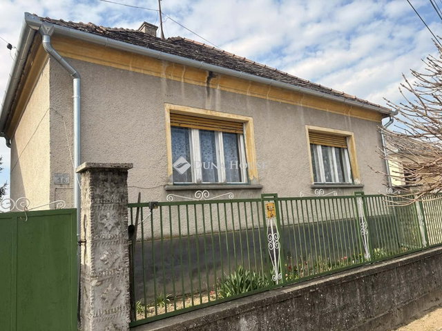 Eladó családi ház, Felpécen 42 M Ft, 3 szobás