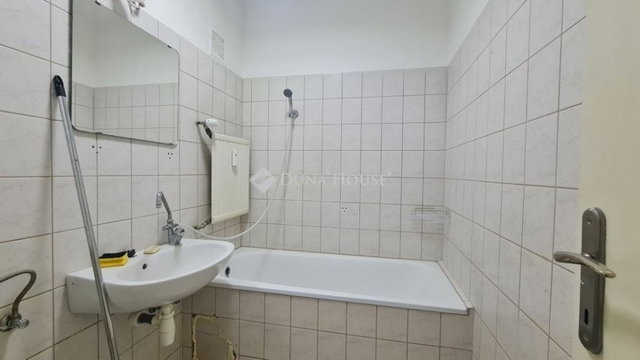 Eladó panellakás, Pécsett 39 M Ft, 2 szobás