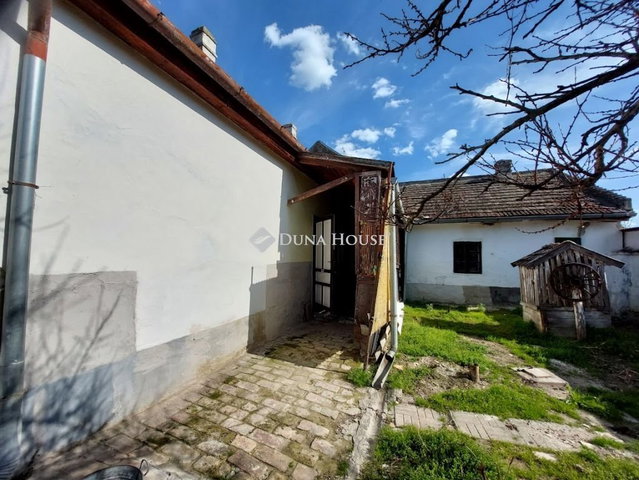 Eladó családi ház, Baján 29.99 M Ft, 2 szobás