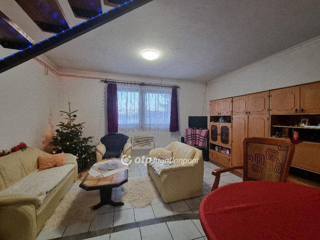 Eladó családi ház, Pápán 48.99 M Ft, 5 szobás