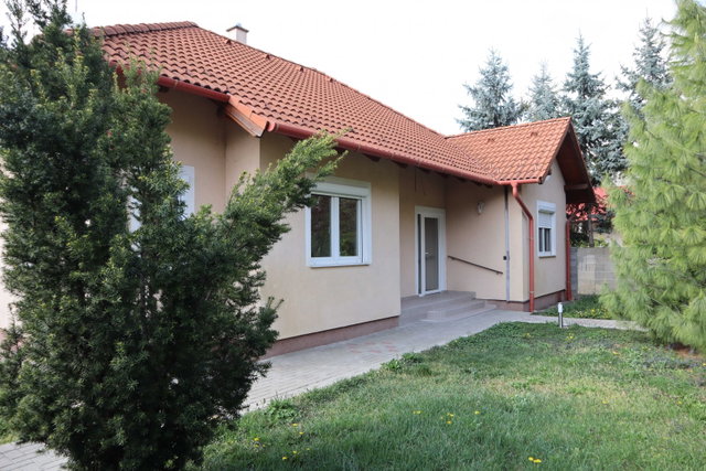 Eladó családi ház, Sarródon 79 M Ft, 1 szobás