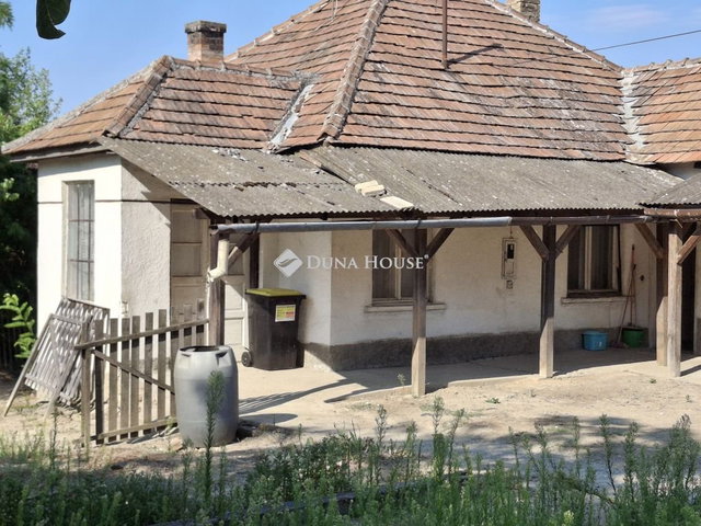 Eladó családi ház, Bajnán, Táncsics Mihály utcában 39 M Ft