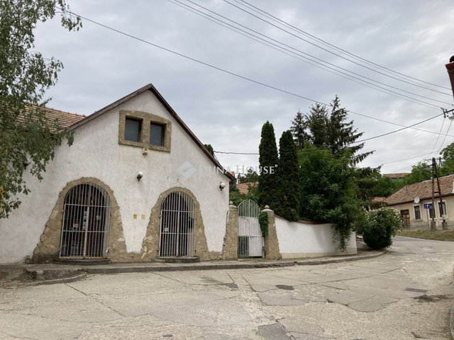 Eladó családi ház, Esztergomban, Attila utcában 99.9 M Ft