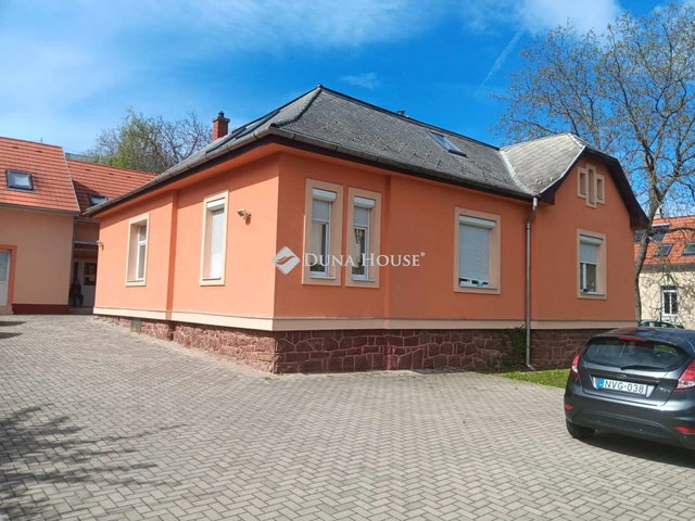 Eladó családi ház, Veszprémben 350 M Ft, 4 szobás