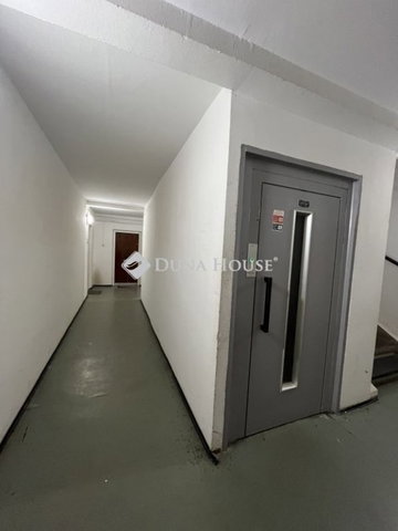Eladó panellakás, Veszprémben 44 M Ft, 2 szobás
