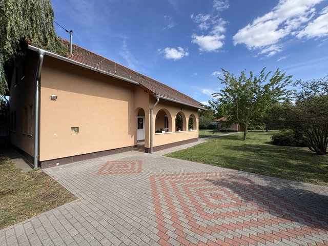Eladó családi ház, Balatonfenyvesen, Fenyvesi utcában 138 M Ft