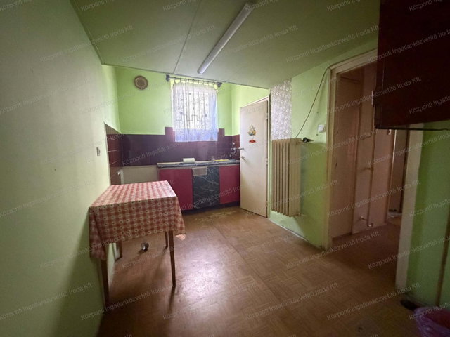 Eladó panellakás, Tatabányán, Fő téren 29.99 M Ft, 1+1 szobás