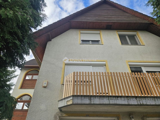 Eladó családi ház, Pécsett 125 M Ft, 7 szobás