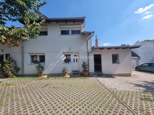 Eladó családi ház, Pécsett 269 M Ft, 12 szobás