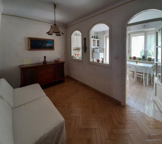 Kiadó téglalakás, albérlet, Szegeden, Móra utcában, 3 szobás