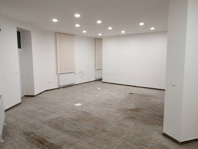 Kiadó üzlethelyiség, Komáromban, Szent István téren