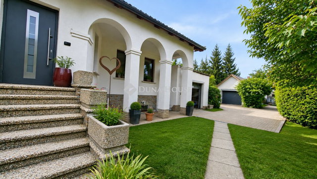 Eladó családi ház, Fertődön 158.99 M Ft, 5 szobás