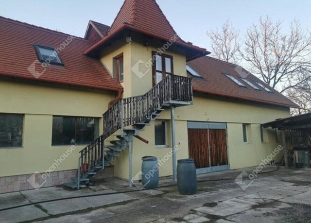 Eladó családi ház, Tatán 108 M Ft, 2 szobás