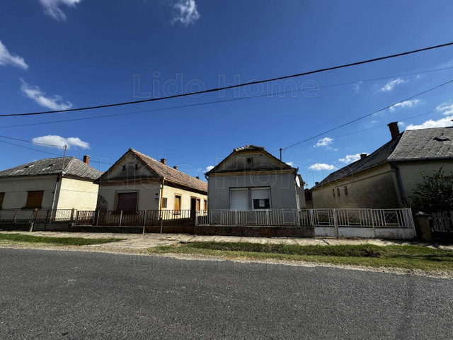 Eladó családi ház, Porrogszentkirályon 4.5 M Ft, 2 szobás
