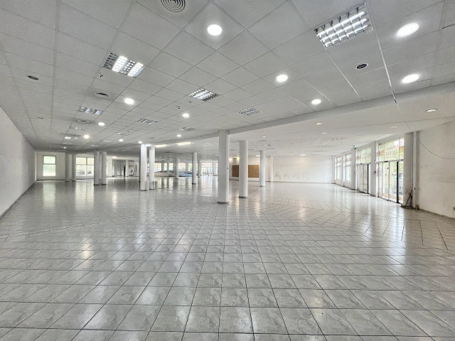 Kiadó üzlethelyiség, Kaposváron, Petőfi téren 4332 E Ft / hó