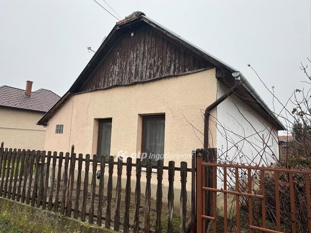 Eladó családi ház, Tiszafüreden 30 M Ft, 2 szobás