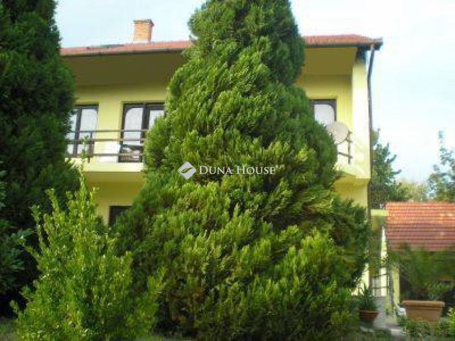 Eladó családi ház, Balatonföldváron 149 M Ft, 6 szobás