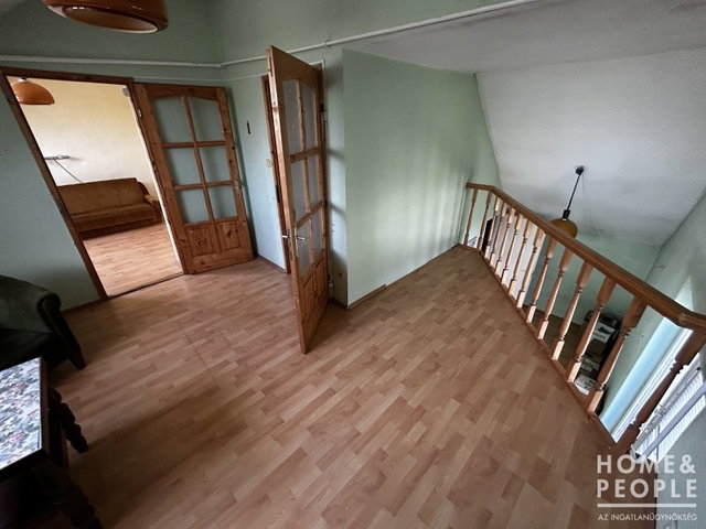 Eladó családi ház, Szegeden 99.999 M Ft, 5 szobás