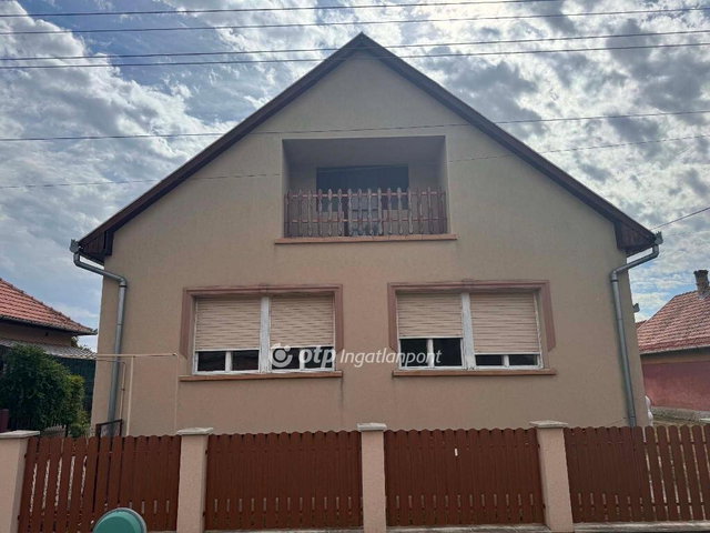 Eladó családi ház, Tápiószentmártonon 49.9 M Ft, 3+1 szobás