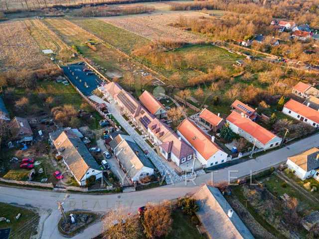 Eladó hotel, Kővágóörsön 880 M Ft, 14 szobás