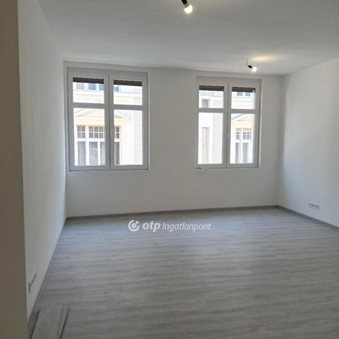 Eladó téglalakás, Budapesten, VI. kerületben 79.9 M Ft, 1 szobás