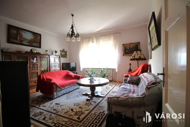Eladó családi ház, Bőn 89.9 M Ft, 8 szobás