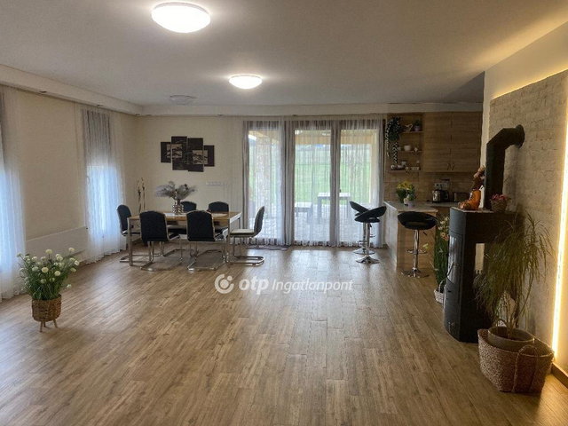 Eladó családi ház, Márkón 145 M Ft, 4 szobás