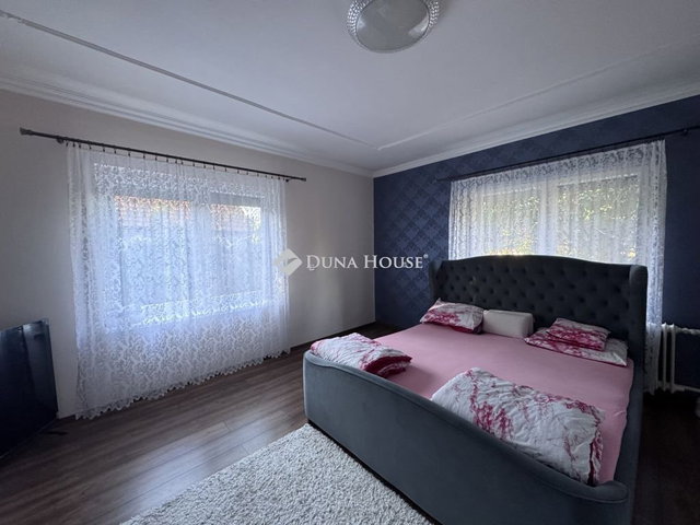 Eladó családi ház, Pécsett, Fő téren 84.99 M Ft, 4 szobás