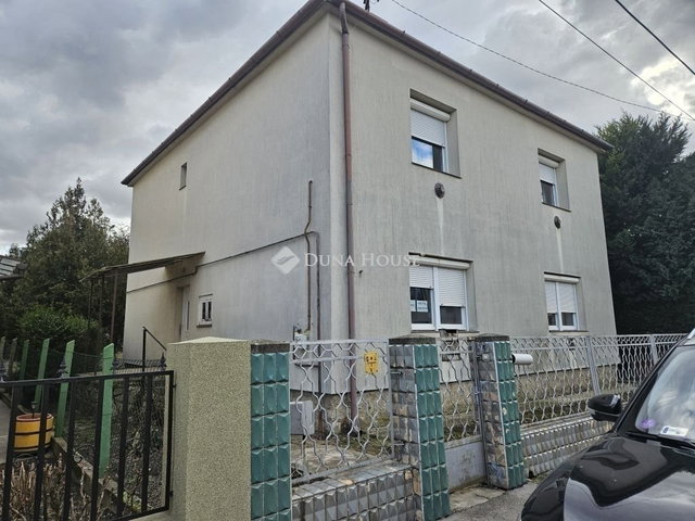 Eladó családi ház, Pécsett 85 M Ft, 7 szobás