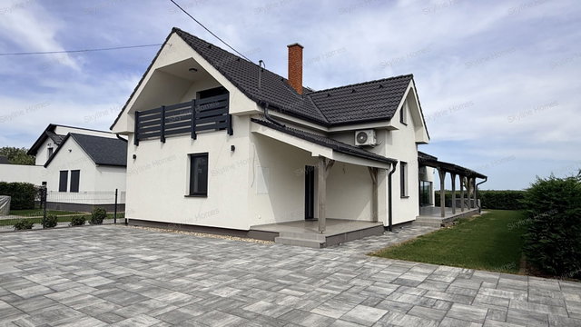 Eladó téglalakás, Kiskunlacházán 183.9 M Ft, 8 szobás