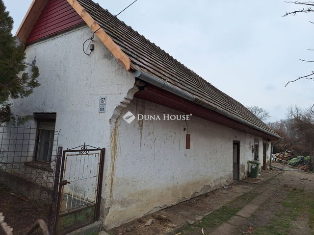 Eladó családi ház, Neszmélyen 15 M Ft, 3 szobás