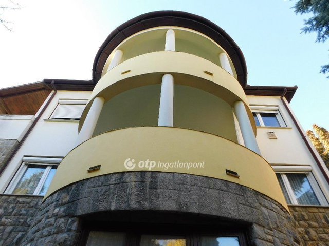 Eladó családi ház, Pécsett 299 M Ft, 9 szobás