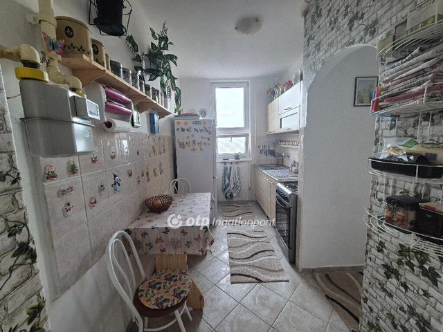 Eladó téglalakás, Dunaújvárosban 32 M Ft, 1+1 szobás