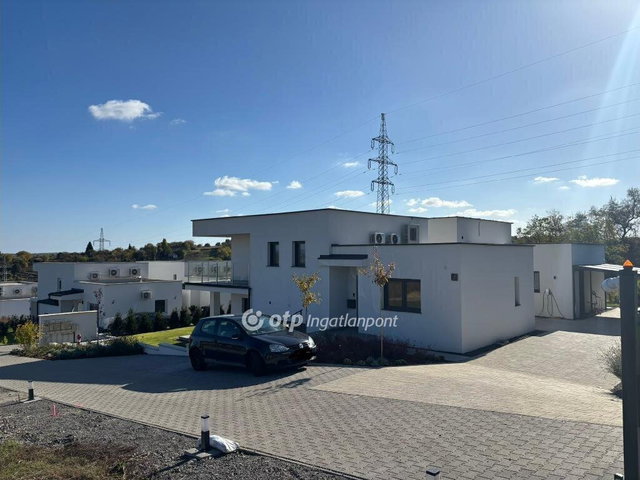 Eladó családi ház, Pécsett 179 M Ft, 4 szobás