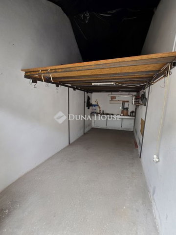 Eladó garázs, Balatonfüreden, Perczel Mór utcában 16.4 M Ft