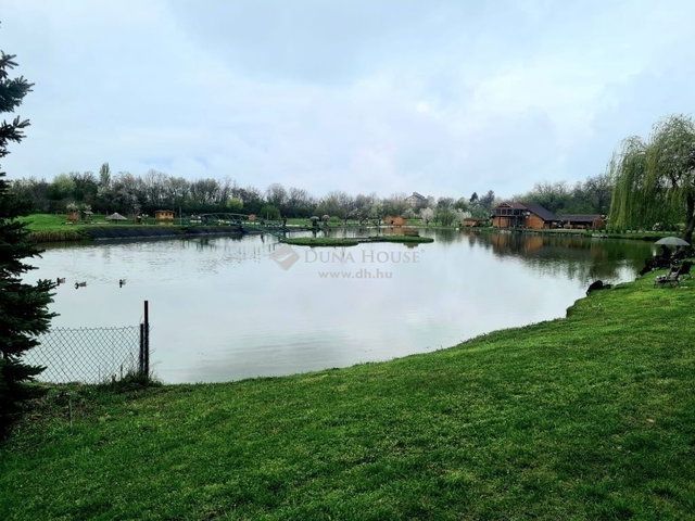Eladó családi ház, Pécsett 140 M Ft, 2 szobás