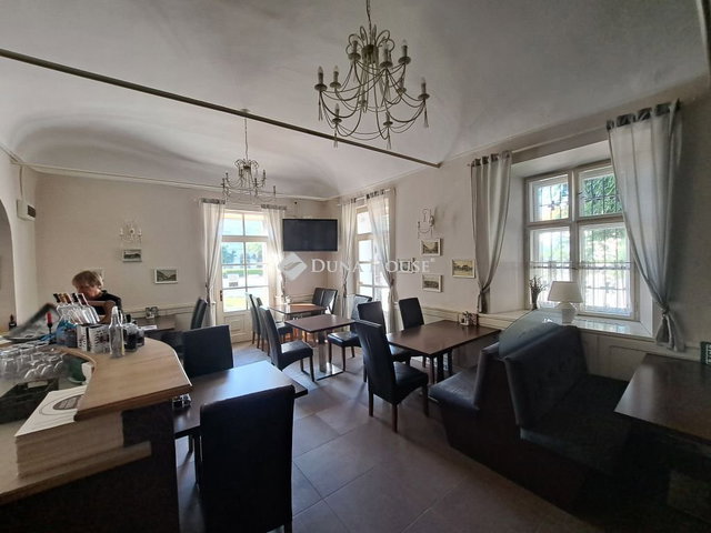 Eladó üzlethelyiség, Vácon, Széchenyi utcában 138 M Ft