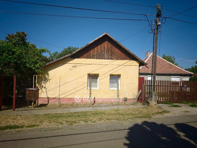 Eladó családi ház, Szolnokon 14.9 M Ft, 2 szobás