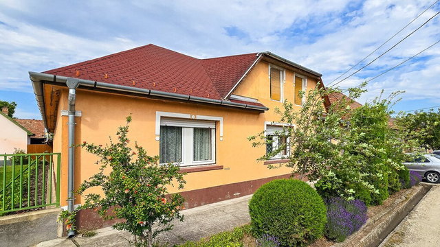 Eladó családi ház, Dunaharasztin 108.99 M Ft, 7 szobás