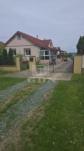 Eladó családi ház, Csényén 115.9 M Ft, 4 szobás