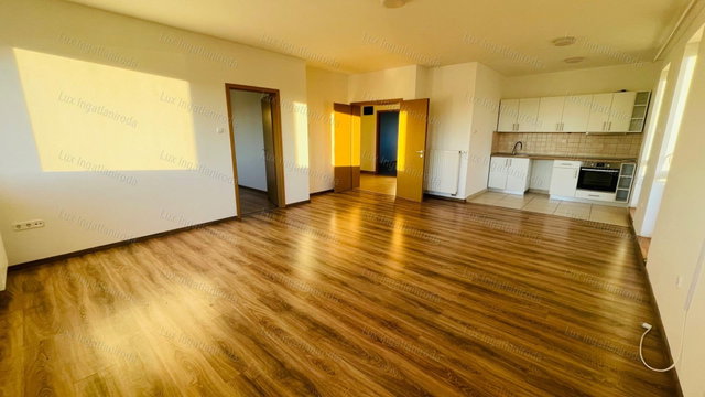 Kiadó téglalakás, albérlet, Komáromban 263 E Ft / hó, 4 szobás