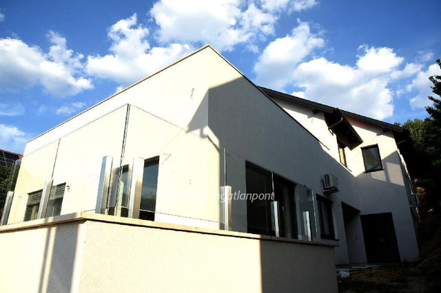 Eladó családi ház, Ürömön 459 M Ft, 7 szobás