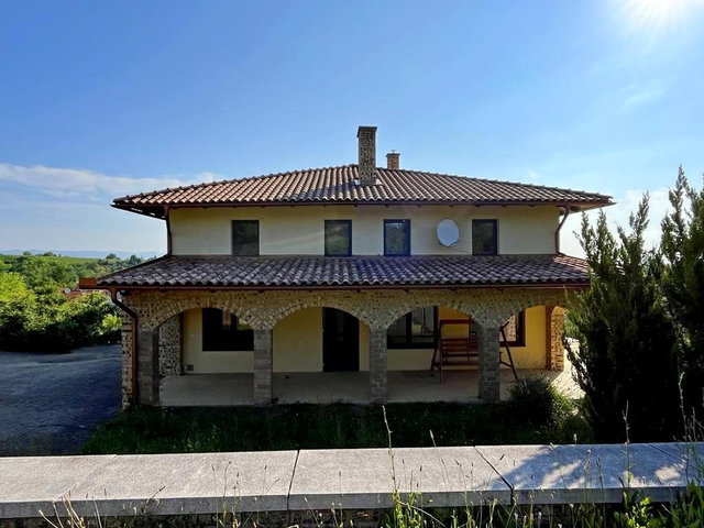 Eladó családi ház, Egerben 159.9 M Ft, 6 szobás