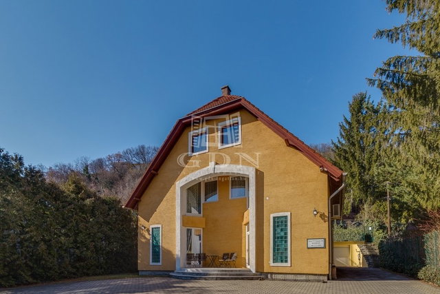 Eladó családi ház, Szentendrén 250 M Ft, 13 szobás
