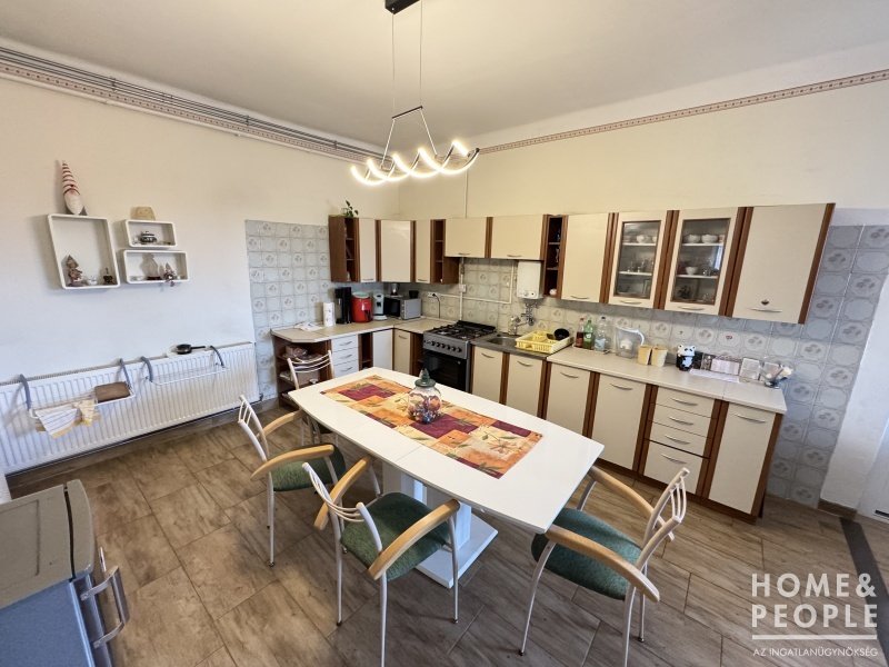 6 bed · 200m² · 59.900.000 ft