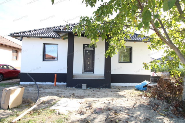 Eladó családi ház, Nagybajcson 109.9 M Ft, 5 szobás