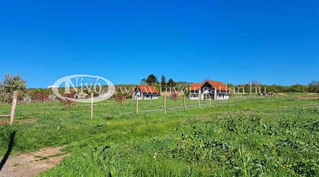 Eladó családi ház, Balatonalmádiban 198 M Ft, 4 szobás