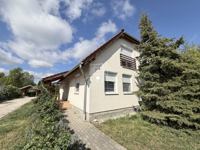 Eladó családi ház, Székesfehérvárott 130 M Ft, 5 szobás