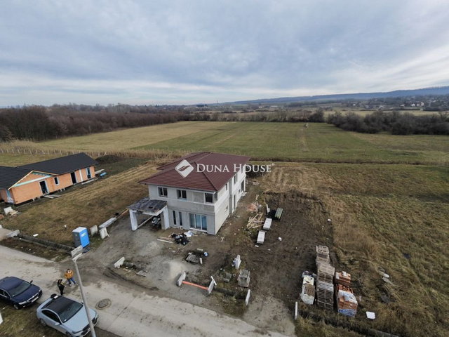 Eladó téglalakás, Balatonföldváron 97.9 M Ft, 4 szobás